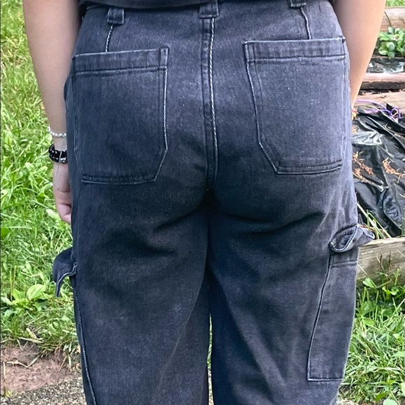 These 90s cargo pants are perfect for walking around the street with friends! - Picture 2 of 5